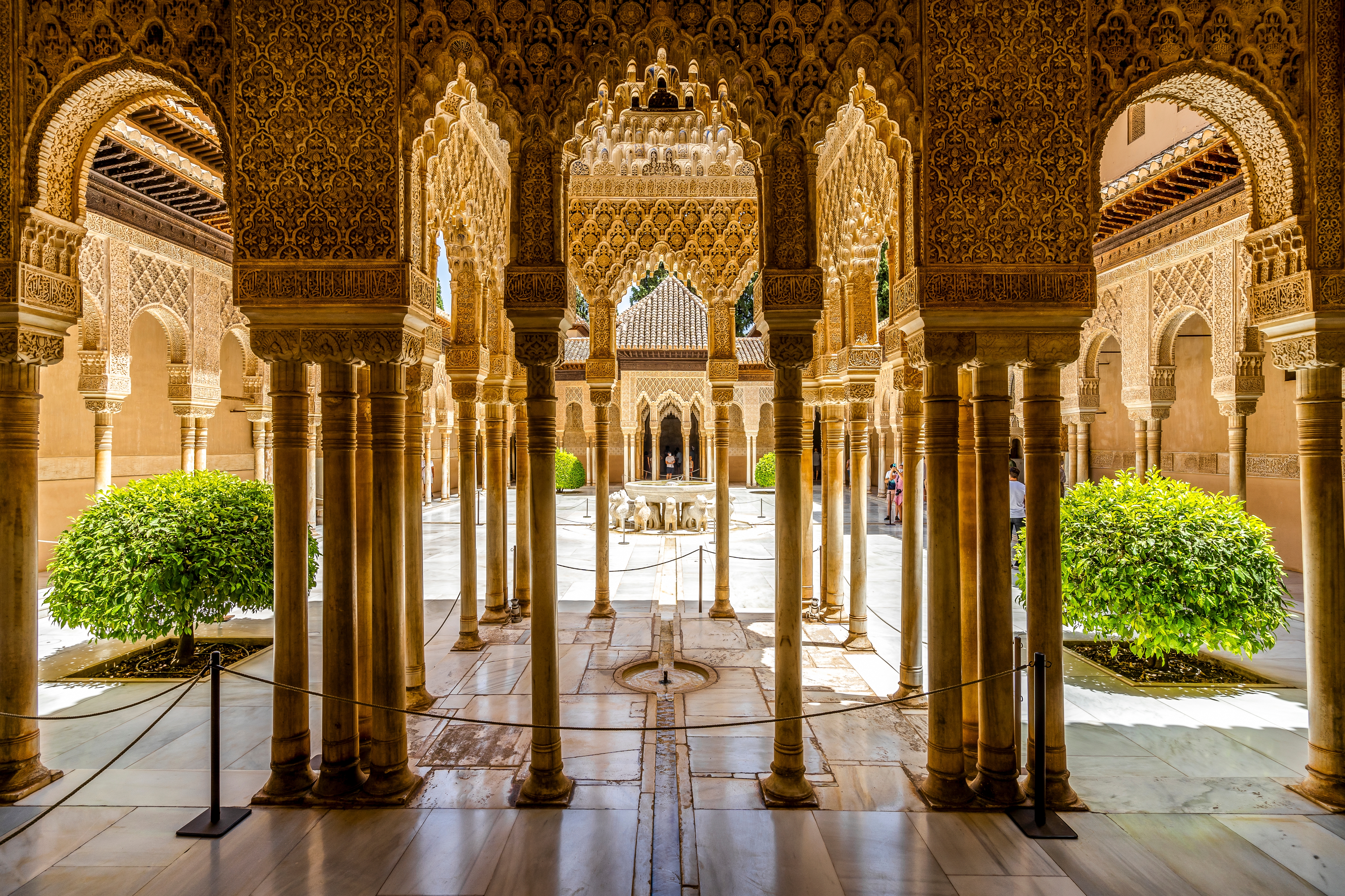 Løvernes Gård med mauriske søjler og buer i Alhambra-paladset i Granada, Spanien