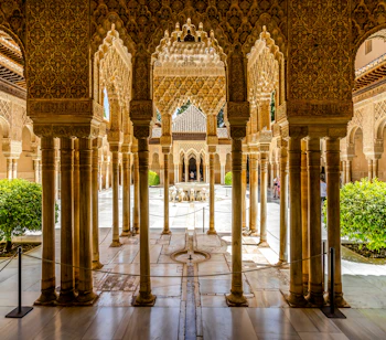 Løvernes Gård med mauriske søjler og buer i Alhambra-paladset i Granada, Spanien