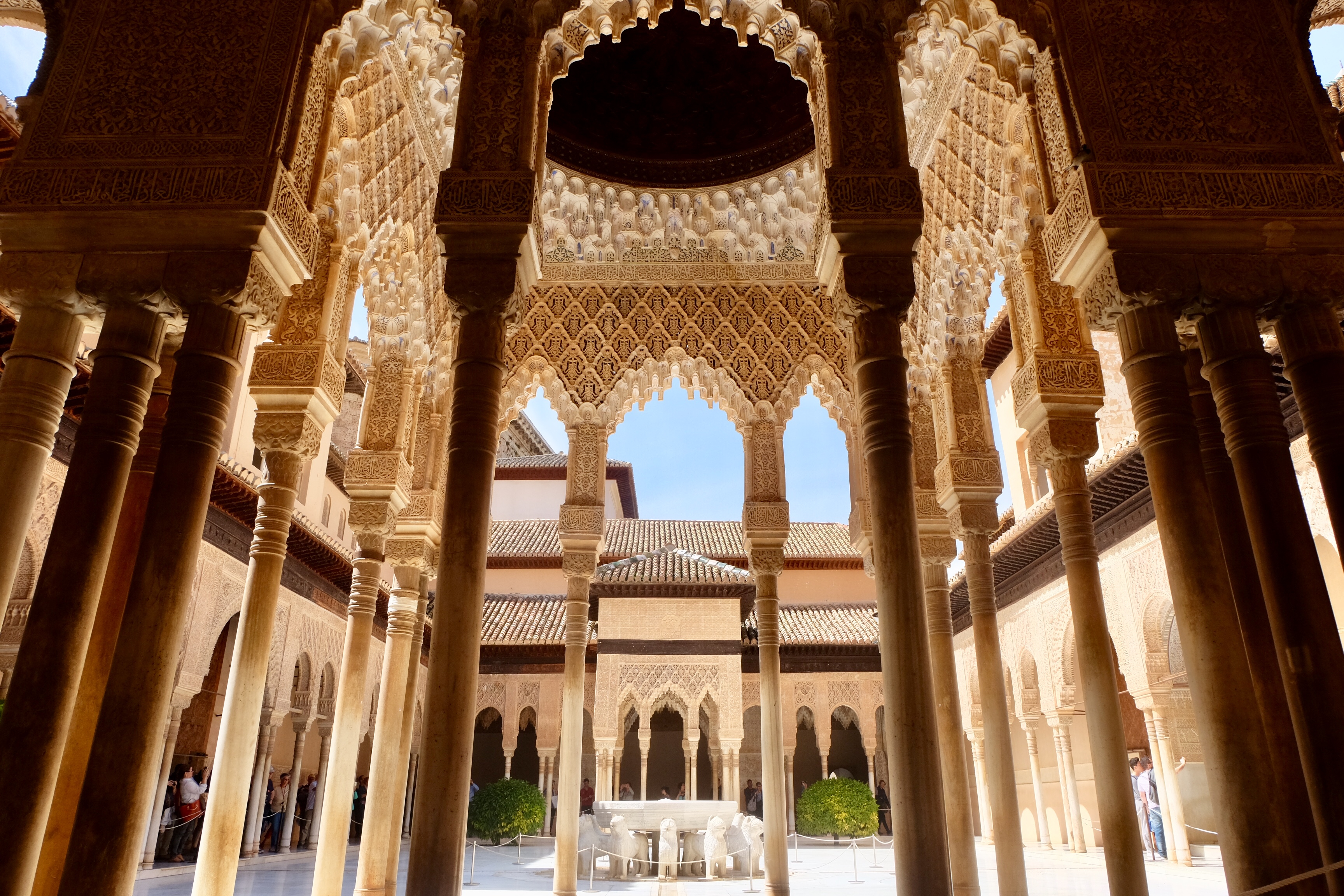 Pragtfuld islamisk arkitektur med udsmykkede buer og søjler i Alhambra Palads, Granada Spanien