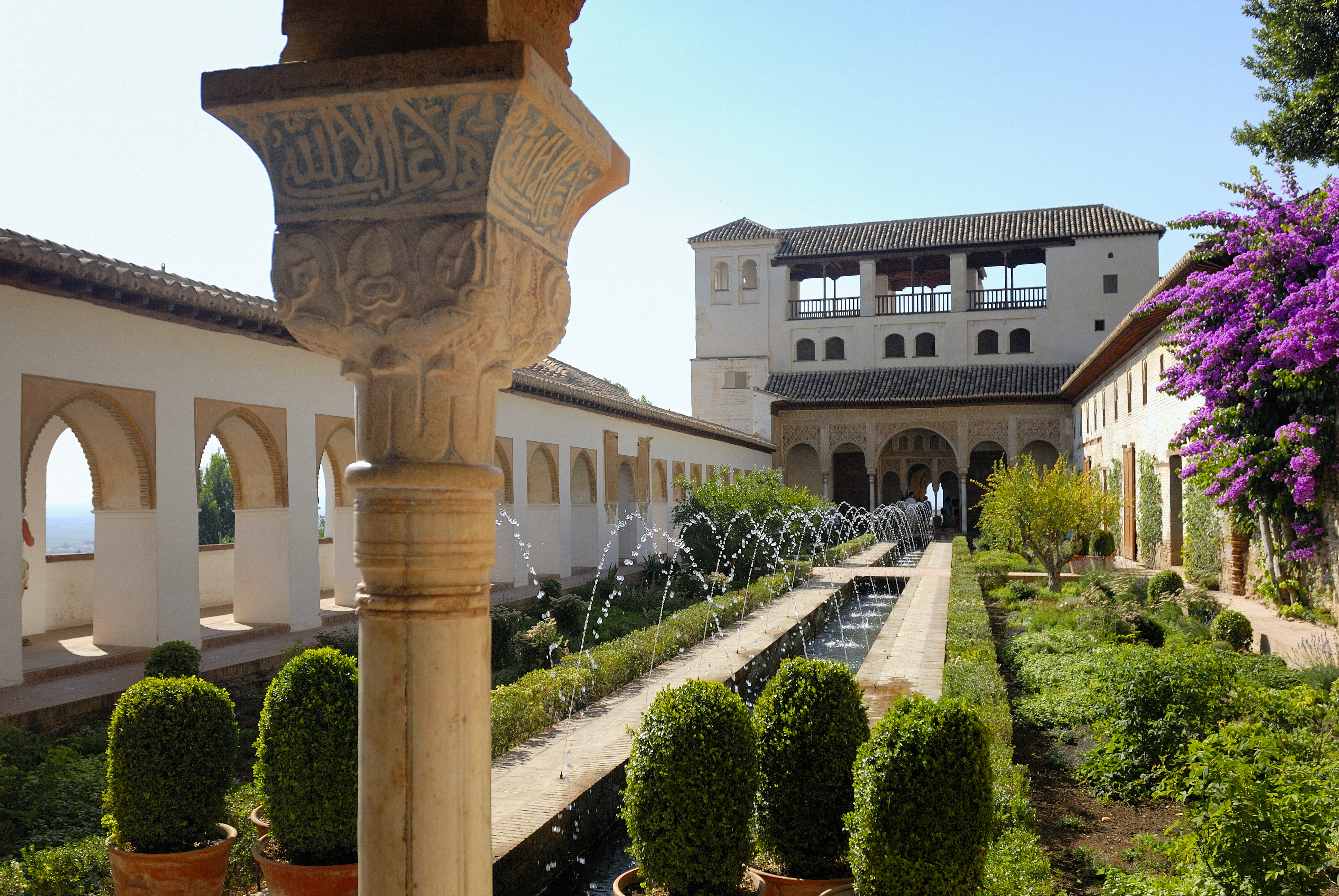 Smukke Alhambra palads haver med mauriske søjler og springvand i Granada, Spanien