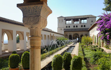 Smukke Alhambra palads haver med mauriske søjler og springvand i Granada, Spanien