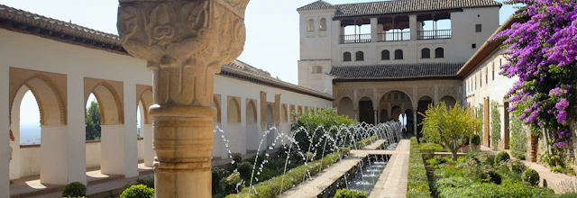 Smukke Alhambra palads haver med mauriske søjler og springvand i Granada, Spanien
