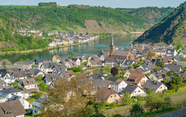 Luftudsigt over den charmerende by Alken ved Mosel-floden i Rhineland-Palatinate, Tyskland, omgivet af grønne bakker og vingårde om foråret