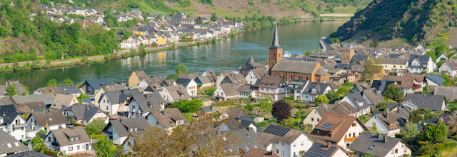 Luftudsigt over den charmerende by Alken ved Mosel-floden i Rhineland-Palatinate, Tyskland, omgivet af grønne bakker og vingårde om foråret