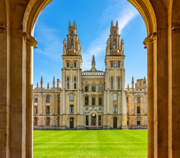 Det historiske All Souls College ved Oxford Universitet grundlagt i 1438 med imponerende gotisk arkitektur og ikoniske tårne i hjertet af Oxfordshire, England