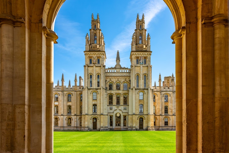 Det historiske All Souls College ved Oxford Universitet grundlagt i 1438 med imponerende gotisk arkitektur og ikoniske tårne i hjertet af Oxfordshire, England
