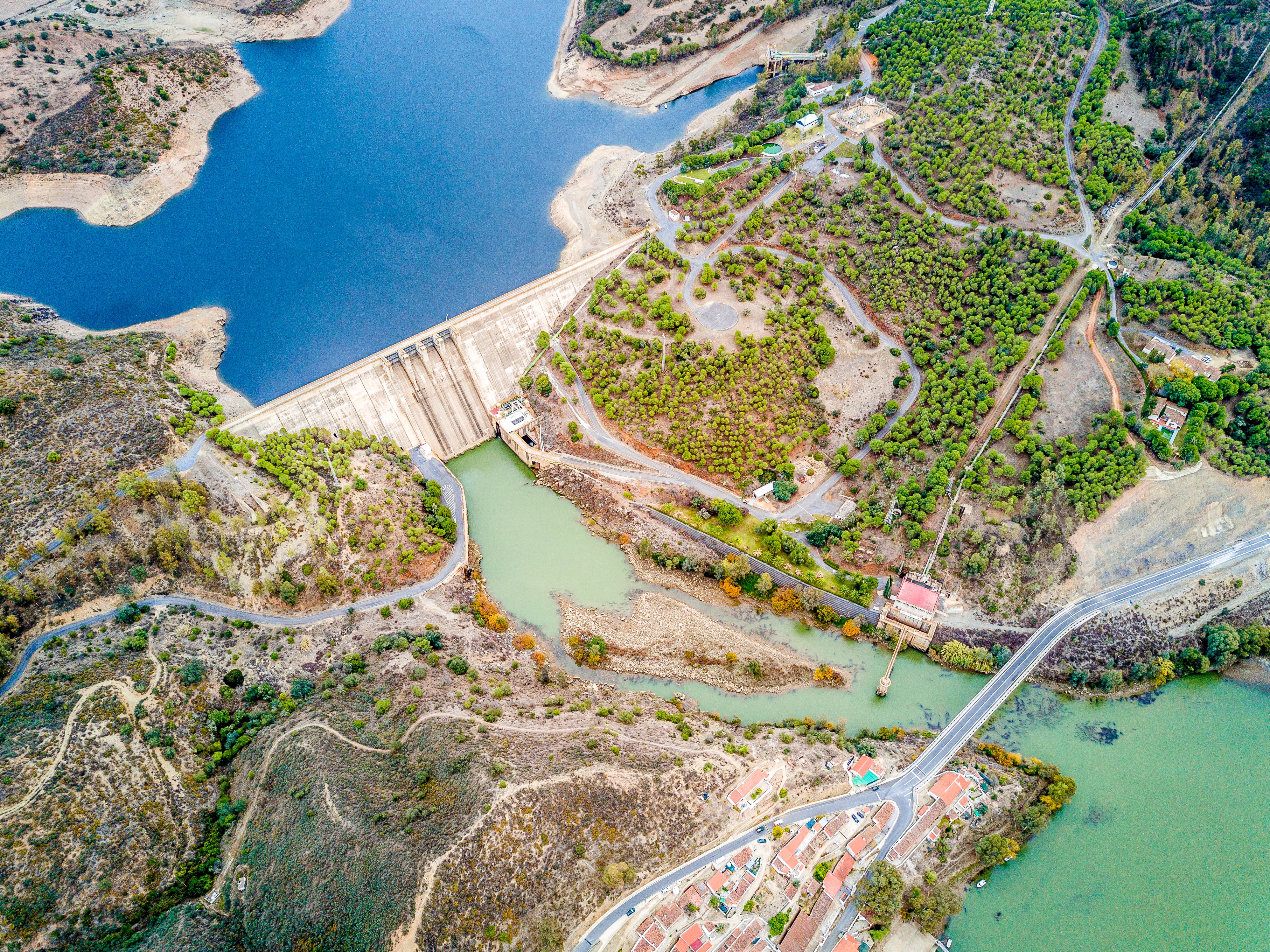 Luftfoto af Alqueva Dæmning og kunstige sø i Alentejo Portugal med smukt landskab