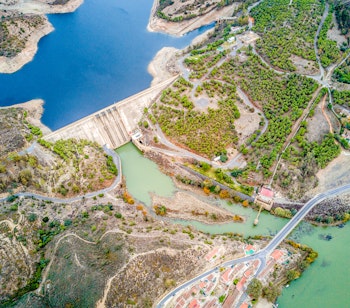 Luftfoto af Alqueva Dæmning og kunstige sø i Alentejo Portugal med smukt landskab