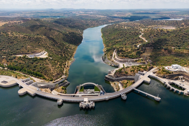 Luftfoto af Alqueva Dæmning og reservoir i Alentejo Portugal med vandkraftværk