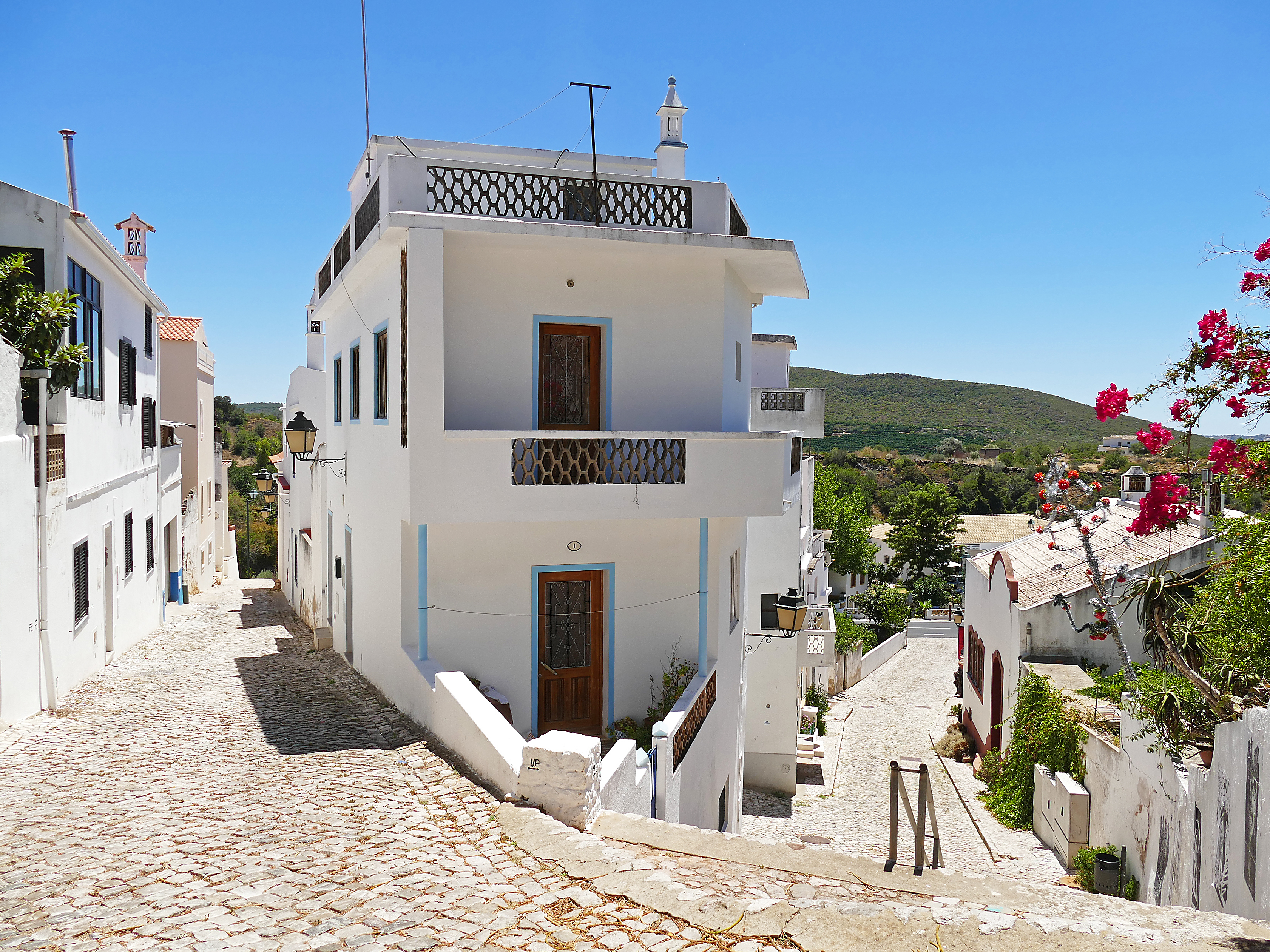 Idyllisk hvid landsby Alte i Algarve, Portugal med traditionelle bygninger og smalle brostensbelagte gader