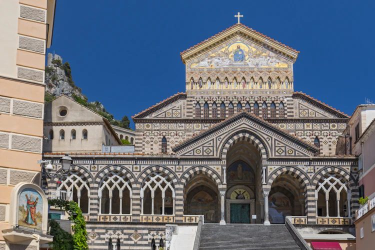 Amalfi Domkirke med stribet facade og middelalderlig arkitektur på Italiens Amalfikysten