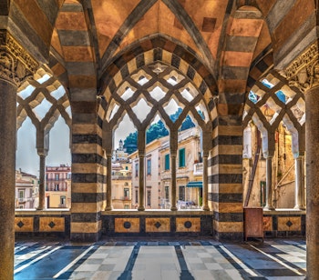 Indvendigt kig i den historiske Amalfi-katedral med imponerende søjler og buer, en UNESCO verdensarvsseværdighed på Amalfikysten i Italien