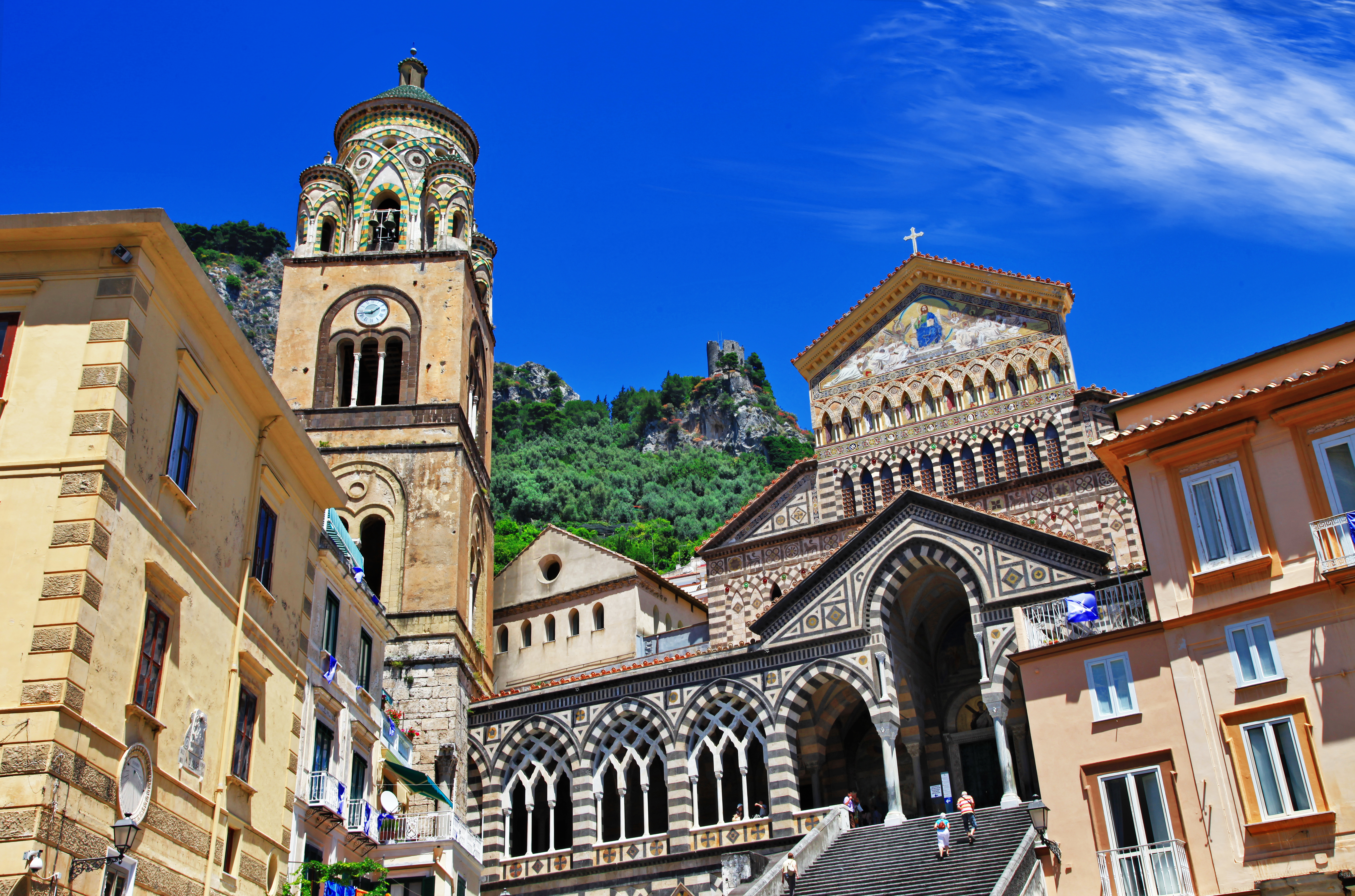 Den historiske Sant'Andrea katedral med sin karakteristiske stribede facade og klokketårn i hjertet af Amalfi på den italienske kyst