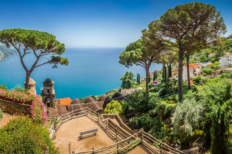 Betagende panoramaudsigt over Amalfi-kysten og Salernobugten fra Villa Rufolo-haverne i Ravello, der viser det smukke middelhavslandskab og Italiens farverige kystlinje
