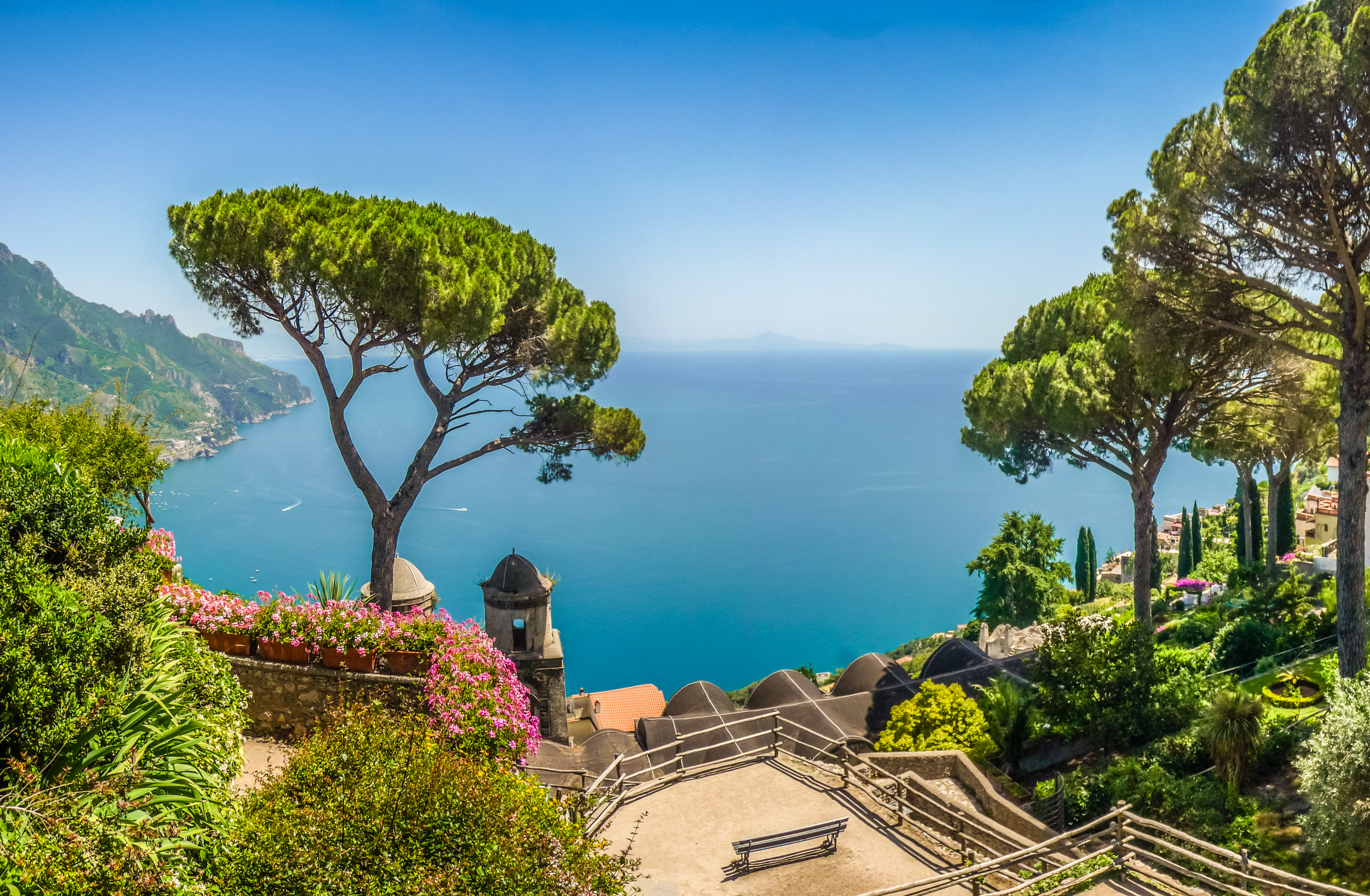 Betagende panoramaudsigt over Amalfi-kysten med azurblåt hav set fra Villa Rufolo haverne i Ravello, Campania, Italien