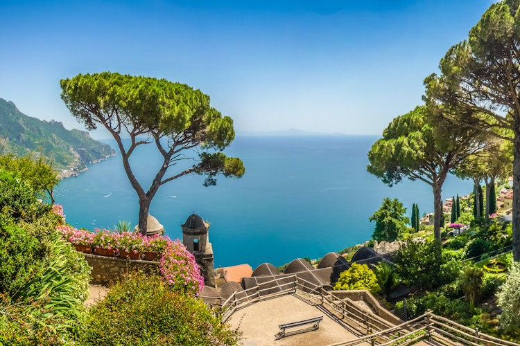 Betagende panoramaudsigt over Amalfi-kysten med azurblåt hav set fra Villa Rufolo haverne i Ravello, Campania, Italien