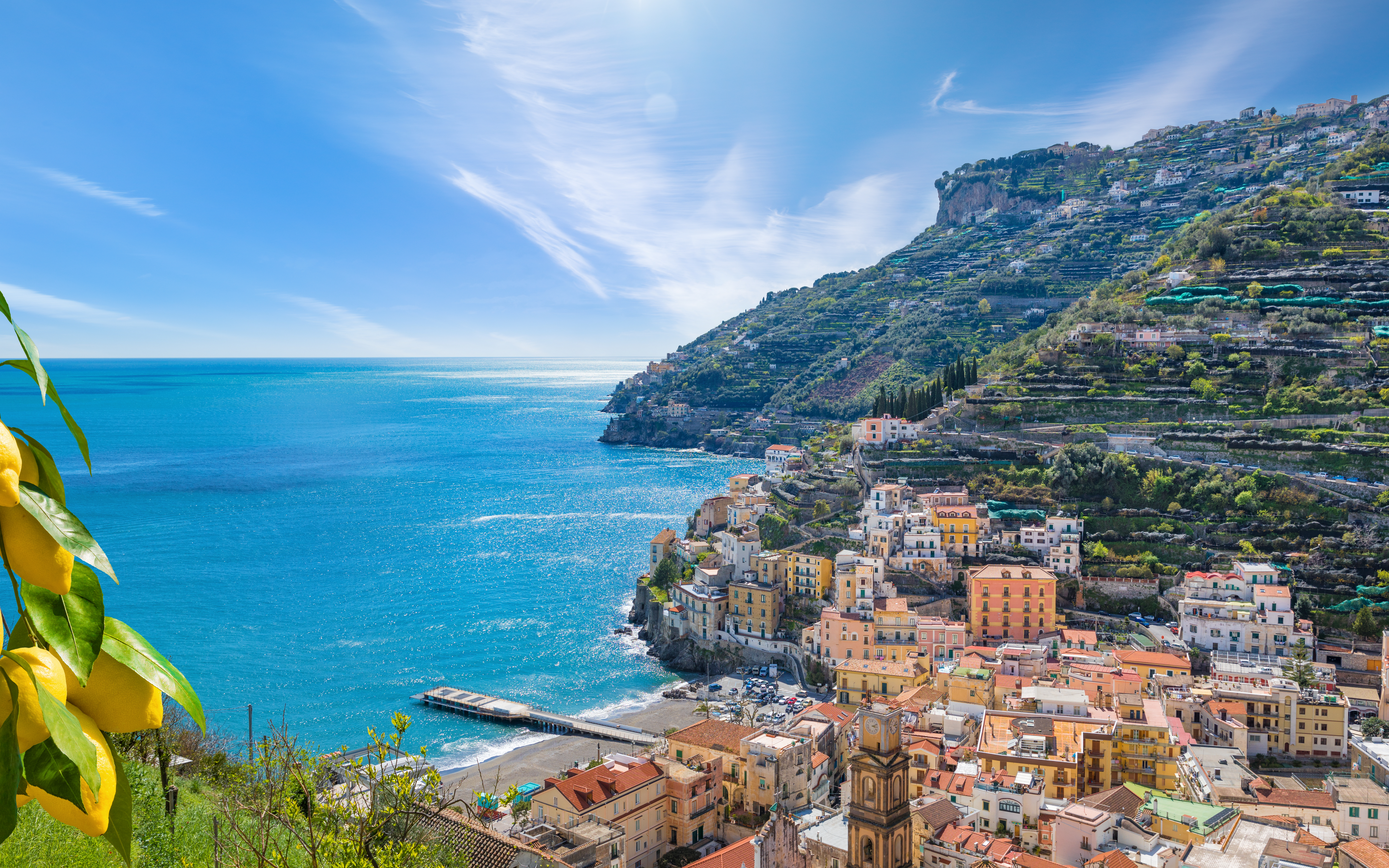 Smuk italiensk kystby på Amalfi-kysten med farverige huse og blåt Middelhav