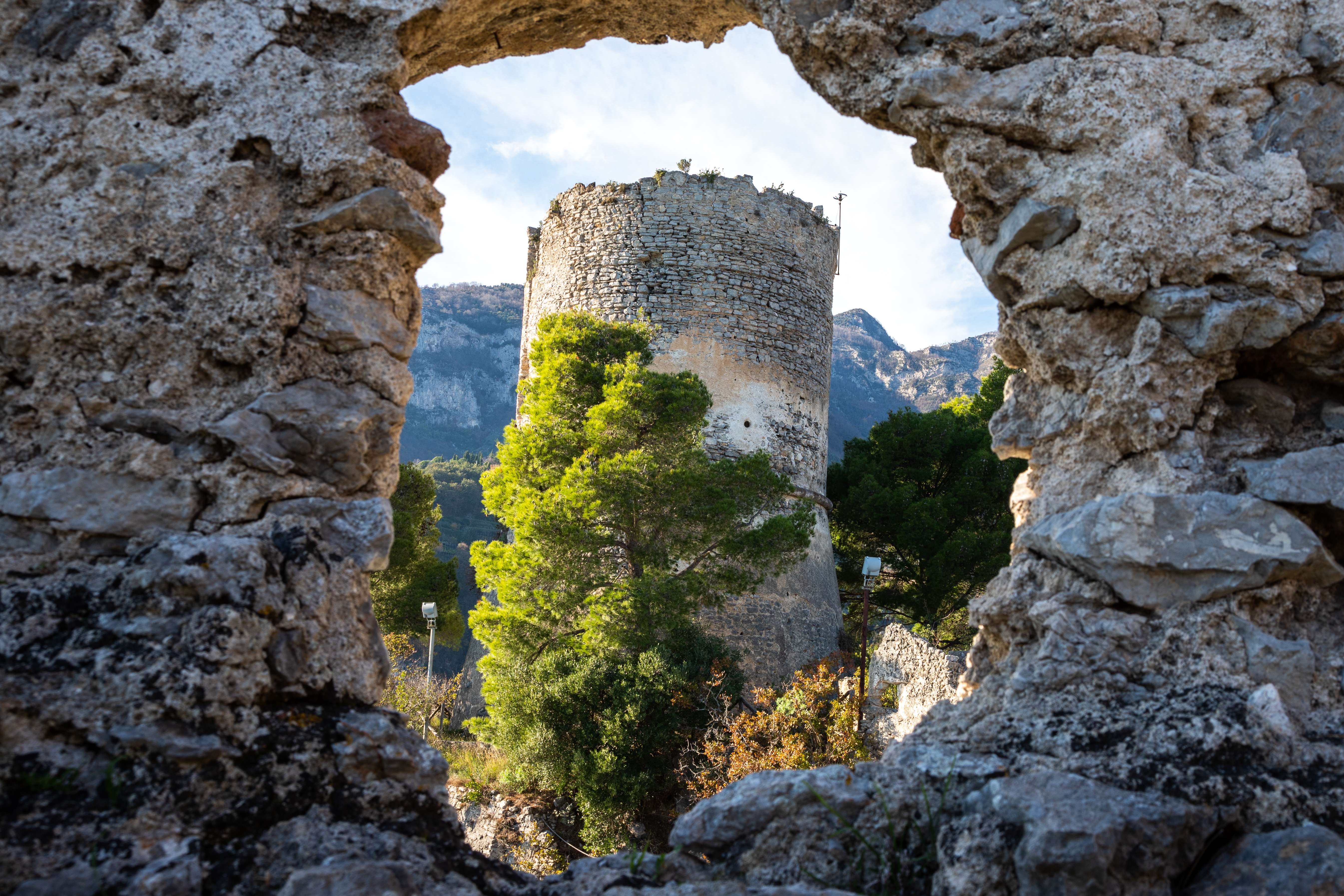 Gammelt middelalder tårn set gennem stenbue på Amalfi-kysten Italien