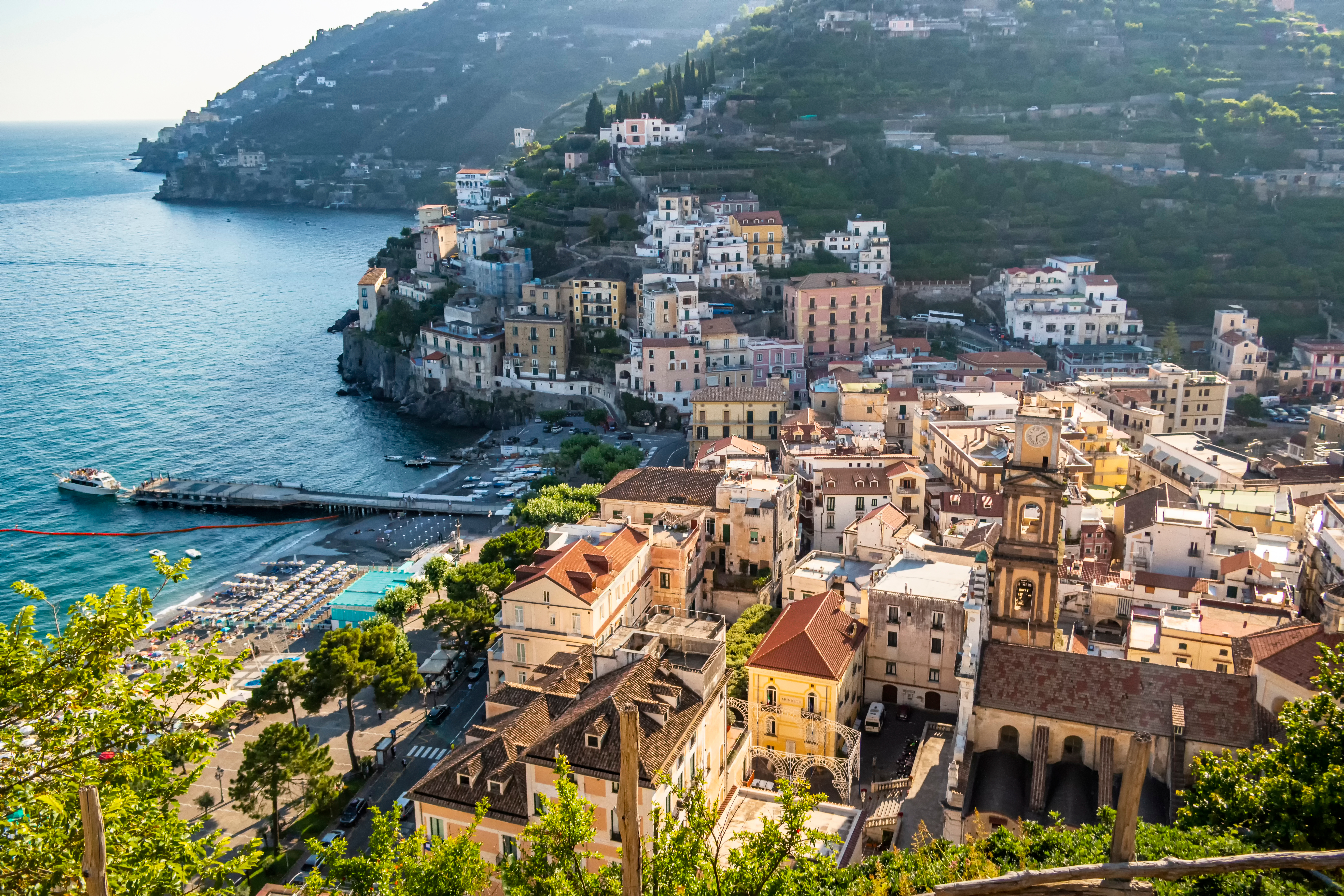 Minori by på Amalfikysten Italien med farverige huse og Middelhavet