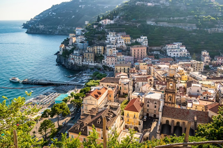 Minori by på Amalfikysten Italien med farverige huse og Middelhavet