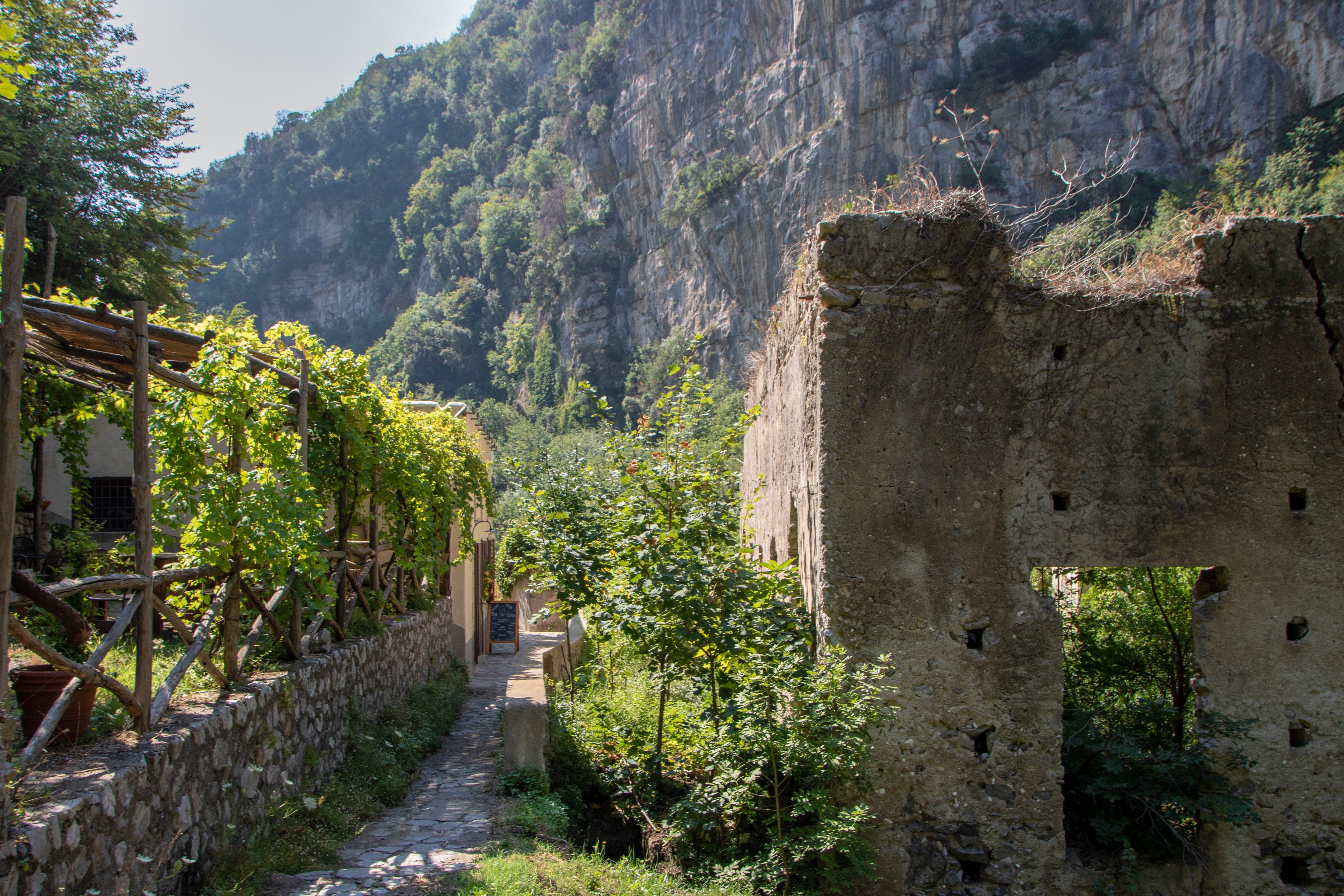 Historiske stenruiner og vandrestier i Mølledalen nær Amalfi-kysten, Italien