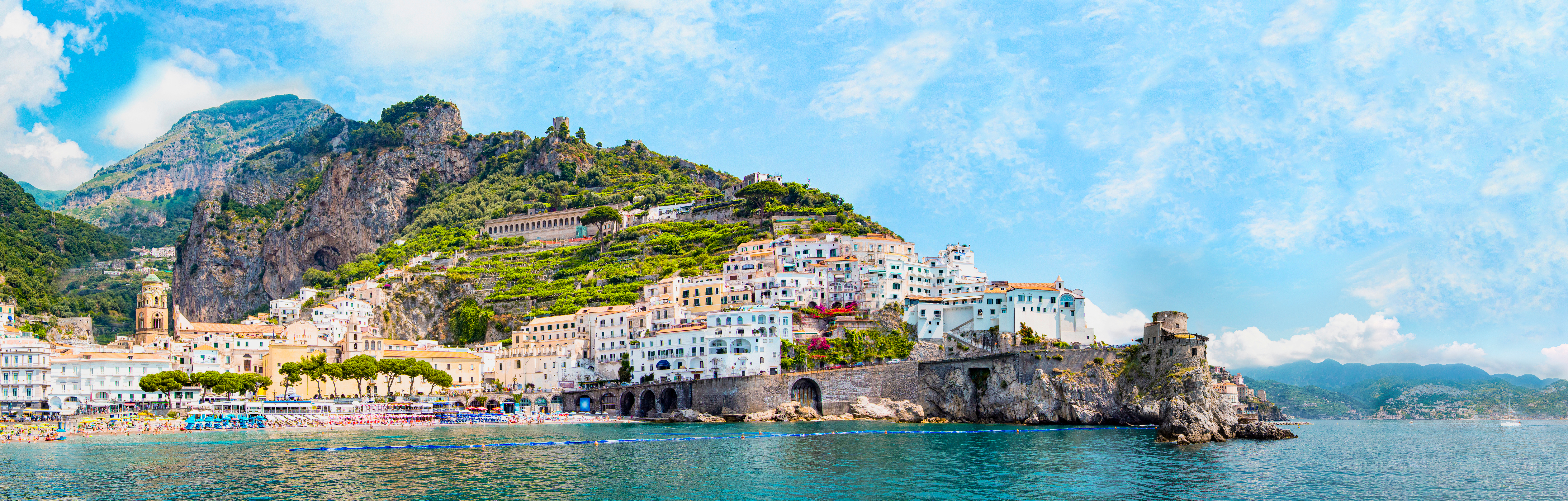 Panoramaudsigt over Amalfi-kysten med farverige huse på klipperne og det azurblå Middelhav