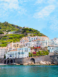 Panoramaudsigt over Amalfi-kysten med farverige huse på klipperne og det azurblå Middelhav