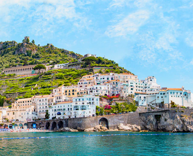 Panoramaudsigt over Amalfi-kysten med farverige huse på klipperne og det azurblå Middelhav