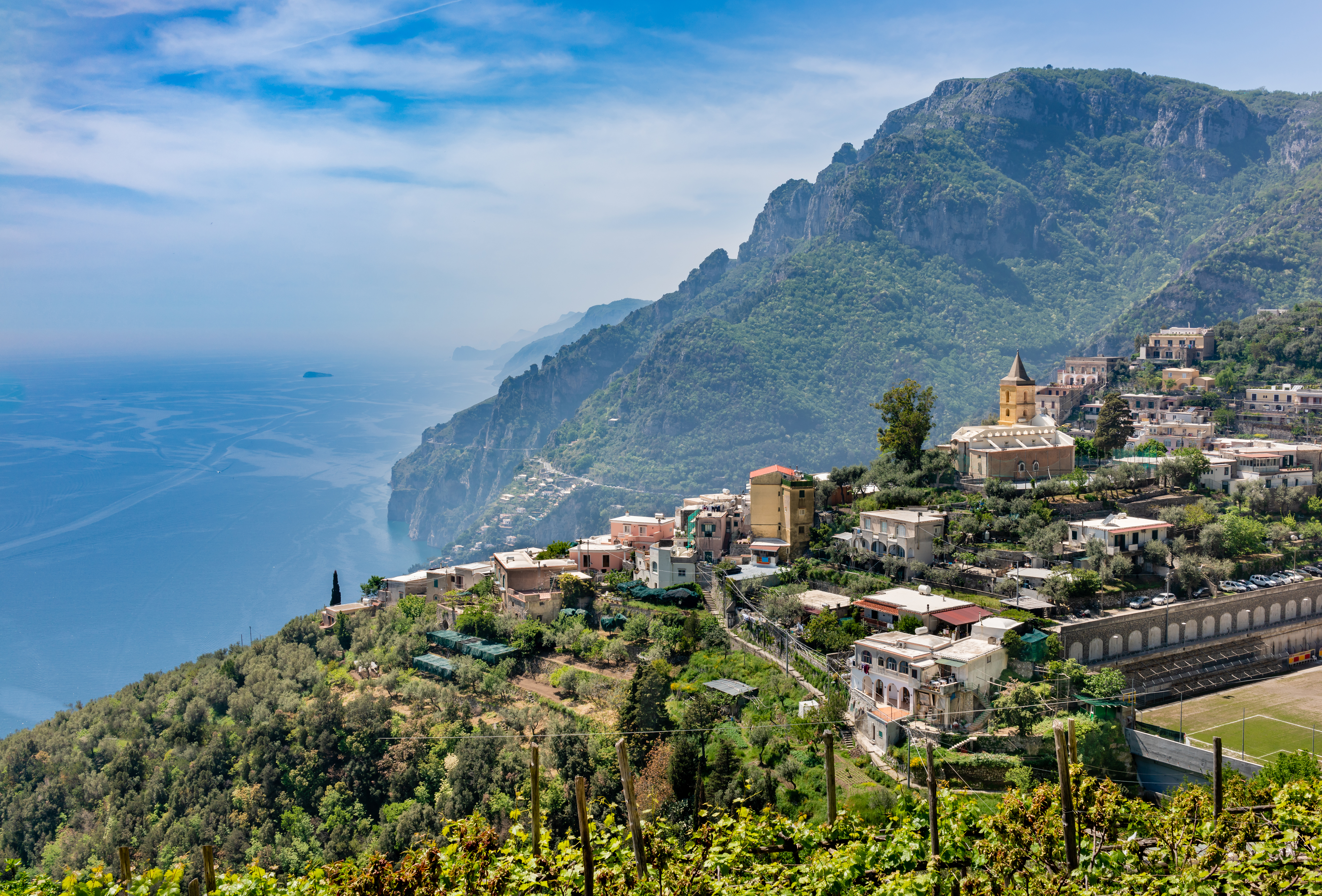 Smuk udsigt over Amalfi-kysten med bjerglandsby og blåt Middelhav