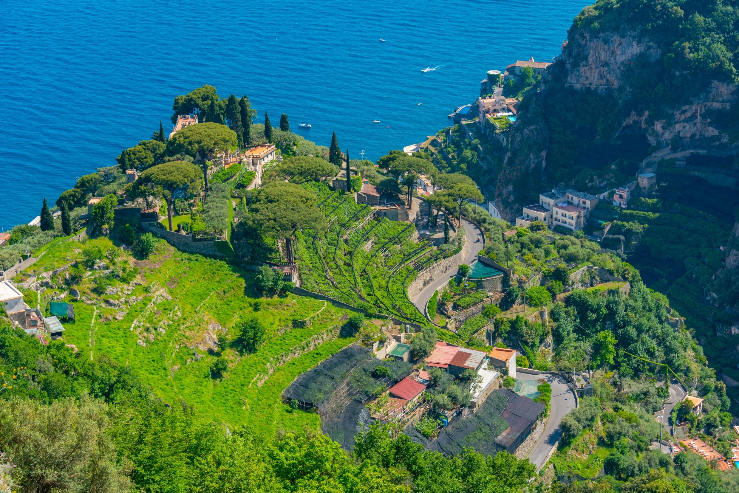 Luftfoto af terrasserede haver og blå Middelhav ved Amalfi-kysten Italien
