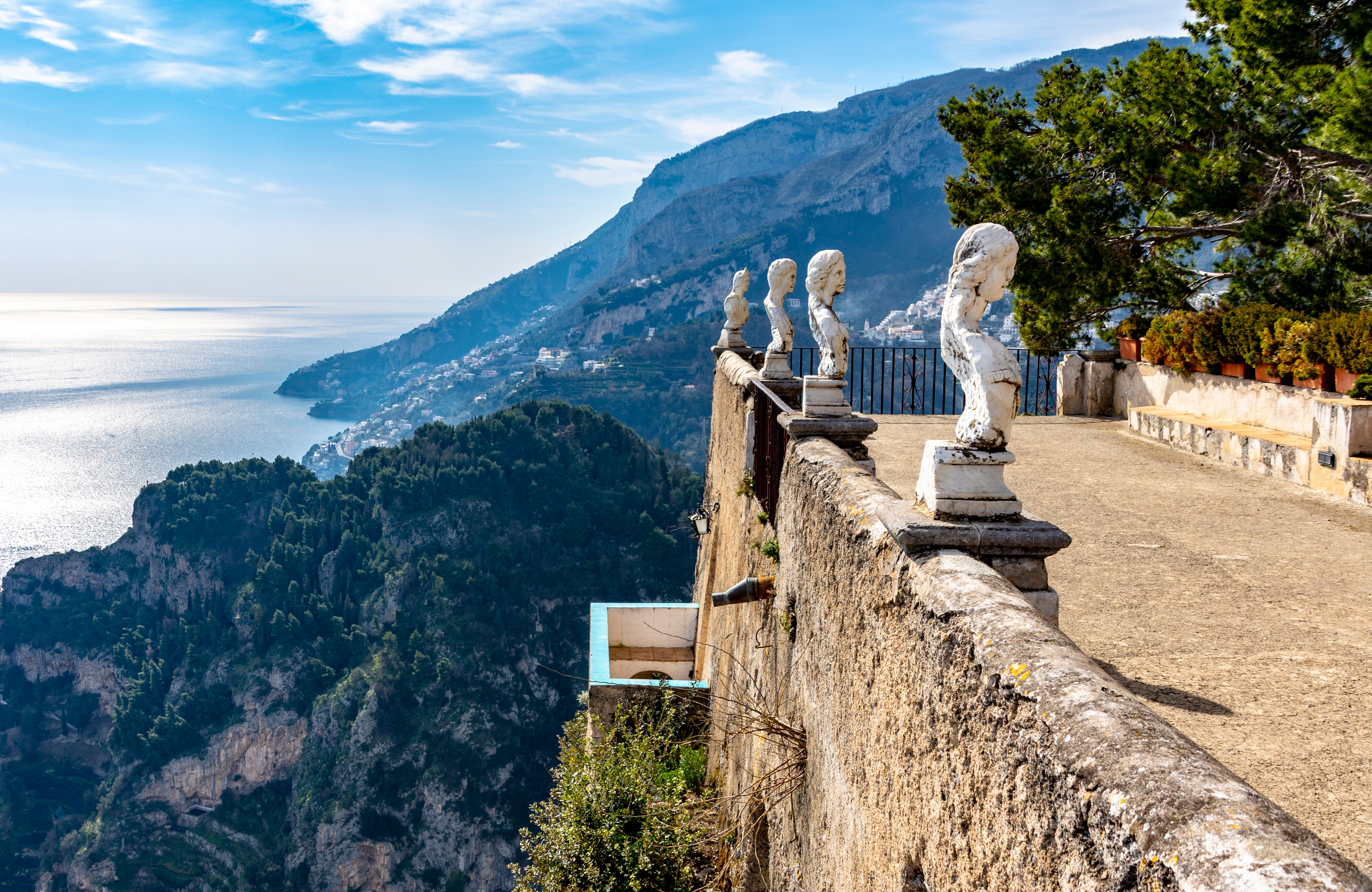 Marmor statuer på historisk terrasse med spektakulær udsigt over Amalfikysten og Middelhavets blå vande