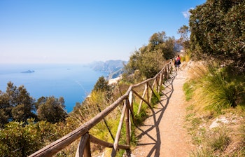 Malerisk kyststi med trægelænder langs Amalfikysten med udsigt over Middelhavet