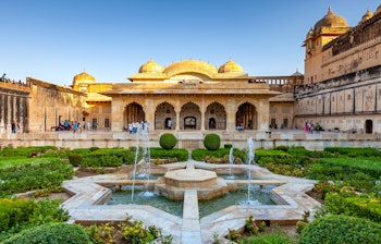 Det majestætiske Amber Fort i skumringen med dets imponerende sandstensstrukturer, der spejler sig i Maota-søen i Jaipur, Rajasthan - et storslået eksempel på indo-islamisk arkitektur og UNESCO verdensarv.