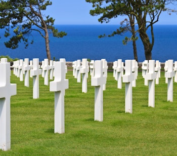 Amerikansk krigskirkegård ved Omaha Beach i Normandiet med hvide kors til minde om faldne soldater fra D-dag