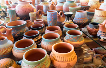 Traditionel navajo keramik og potteri med farverige mønstre på marked i det amerikanske sydvest