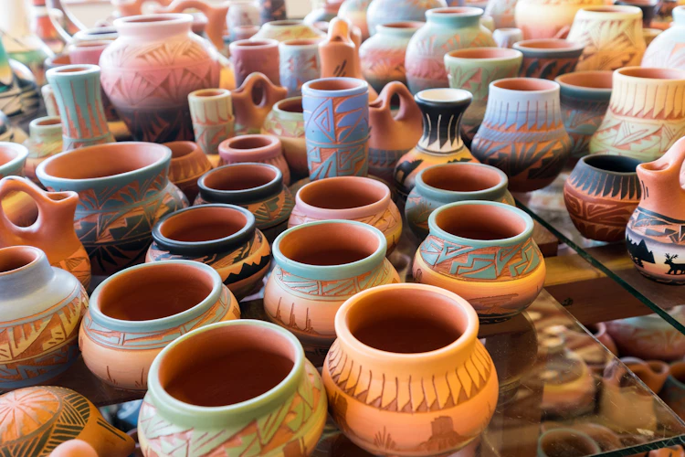 Traditionel navajo keramik og potteri med farverige mønstre på marked i det amerikanske sydvest