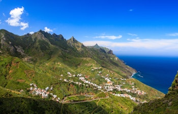 Betagende udsigt over Anaga-bjergene og kysten ved Taganana på Tenerife med frodig grøn skov og blåt havvand