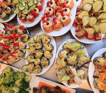 Farverige andalusiske tapas med ost, kød og grøntsager serveret i traditionel spansk stil