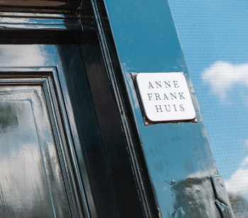 Indgangsskiltet til Anne Franks Hus i Amsterdam - et bevægende historisk mindesmærke over Holocaust og den jødiske families skæbne under besættelsen