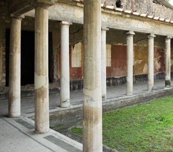 Antik romersk havefresko fra Villa Poppea i Oplontis nær Napoli, der viser kunstnerisk vægmaleri bevaret efter Vesuvs udbrud