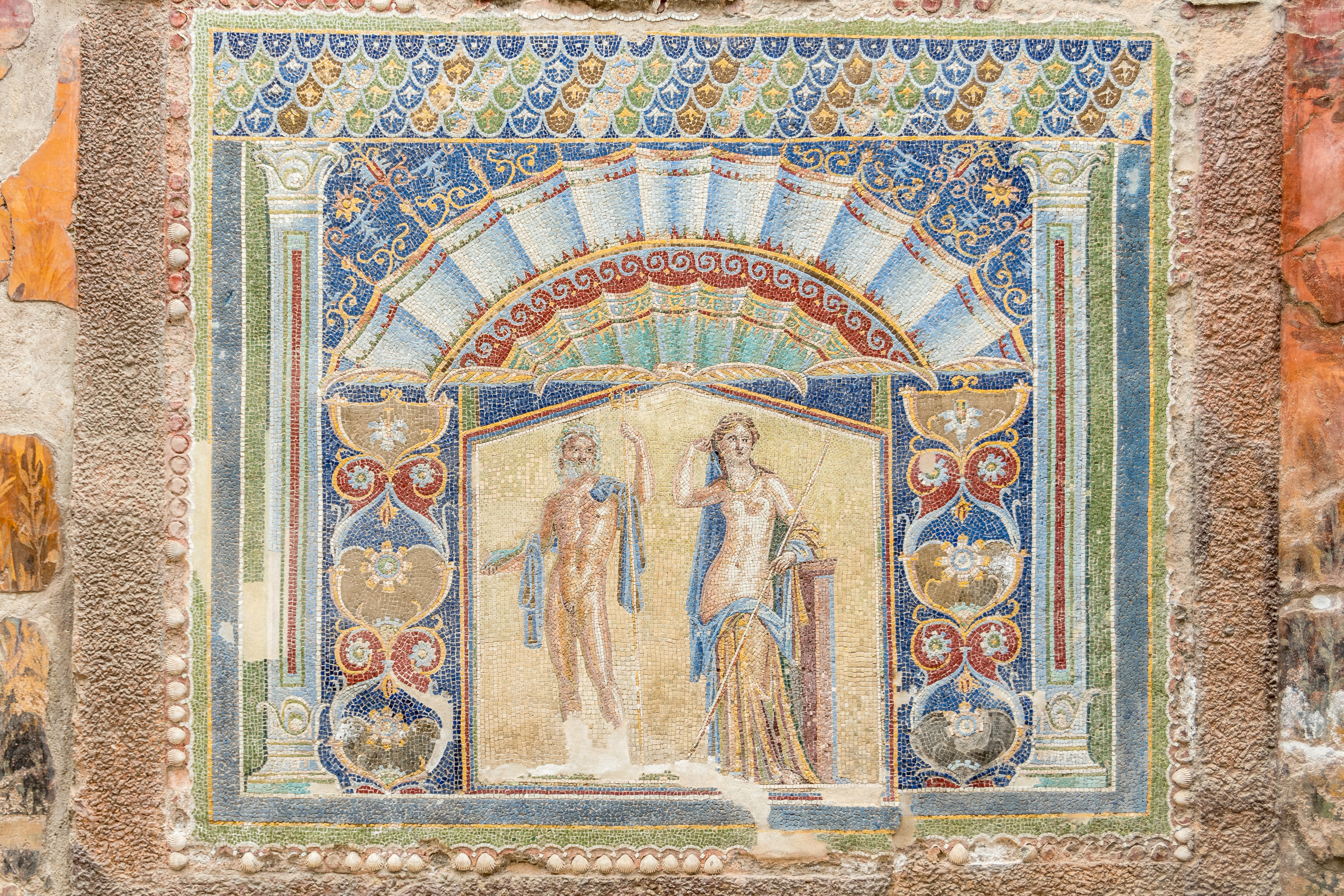 Antik romersk mosaik med mytologiske figurer i Herculaneum arkæologiske udgravning nær Napoli Italien