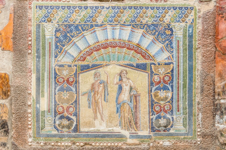 Antik romersk mosaik med mytologiske figurer i Herculaneum arkæologiske udgravning nær Napoli Italien