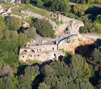 Historiske romerske søjler og ruiner ved den arkæologiske udgravning i Cuma, beliggende i det vulkanske område Campi Flegrei nær Napoli, Italien