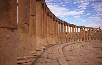 Imponerende romerske ruiner med søjler i den antikke by Jerash i Jordan, en historisk seværdighed der vidner om oldtidens arkitektur
