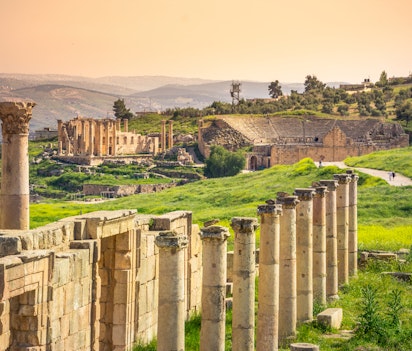 Imponerende romerske ruiner med kolonnade og amfiteater i den historiske by Jerash, Jordan