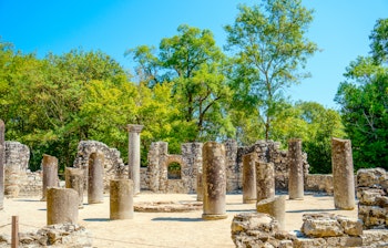Historiske ruiner fra den antikke by Butrint i Albanien, et UNESCO verdensarvssted med imponerende græske og romerske arkitektoniske levn