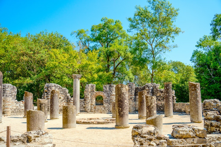 Historiske ruiner fra den antikke by Butrint i Albanien, et UNESCO verdensarvssted med imponerende græske og romerske arkitektoniske levn