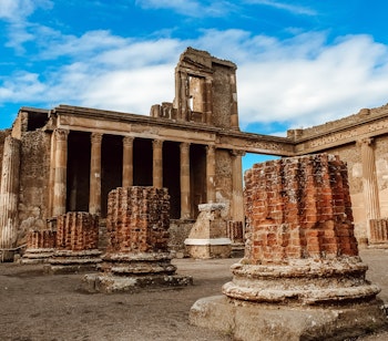 Historiske ruiner fra oldtidsbyen Pompeji med velbevarede antikke bygninger og arkitektur i Italien