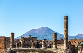 Historiske ruiner i Pompeji med stensøjler og antikke gader, ødelagt af vulkanudbruddet fra Vesuv i år 79, UNESCO verdensarvssted nær Napoli