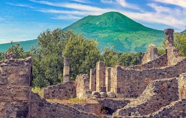 Historiske ruiner af Pompeji med vulkanen Vesuv i baggrunden, UNESCO verdensarv nær Napoli i Italien